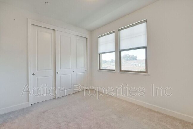 Building Photo - 605 Cinnamon Cir.