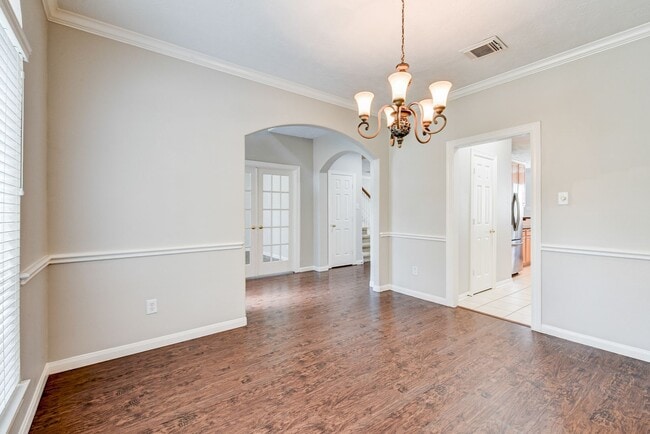 Building Photo - Beautiful 4 bedroom 2.5 bathroom with mass...