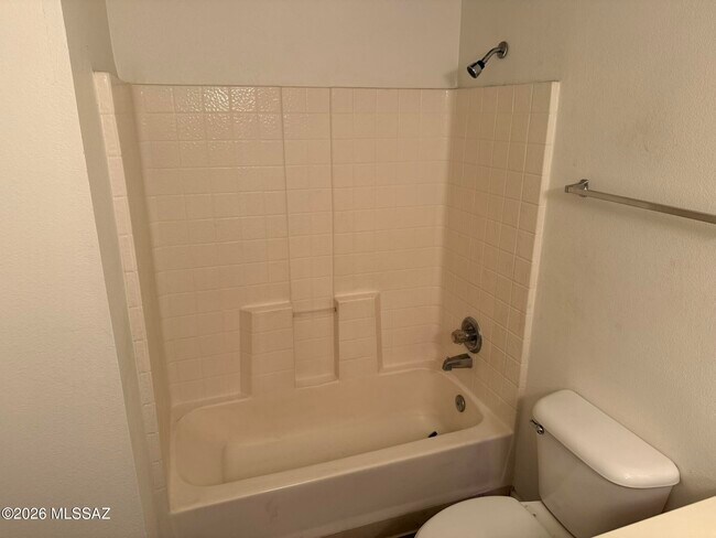 Building Photo - 5751 N Kolb Rd