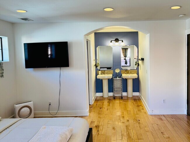 Building Photo - 412 Grove St SE