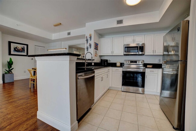 Building Photo - 720 S Sapodilla Ave