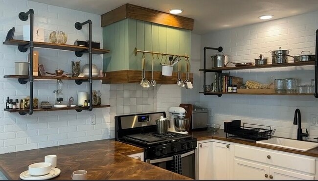 Building Photo - 2674 E Washington St