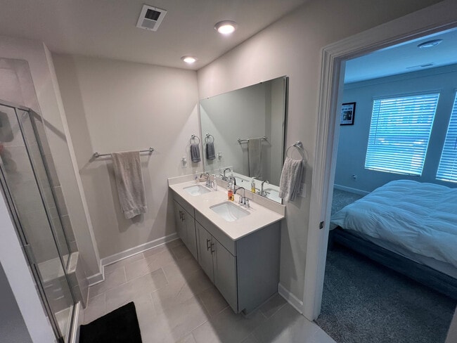 Building Photo - Room in Townhome on Memorial Pkwy