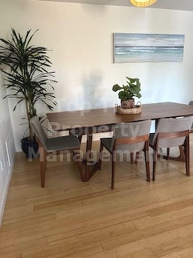 Building Photo - **Beautiful, Fully-Furnished 2 bed / 2.5 b...