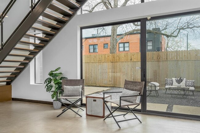 Building Photo - 118 Tuam St
