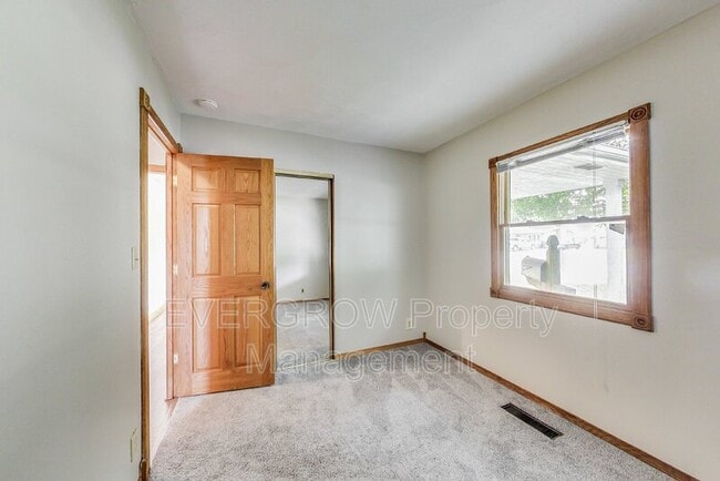 Building Photo - 205 Mooreland Dr