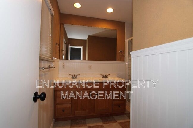 Building Photo - 1184 Holz Ave