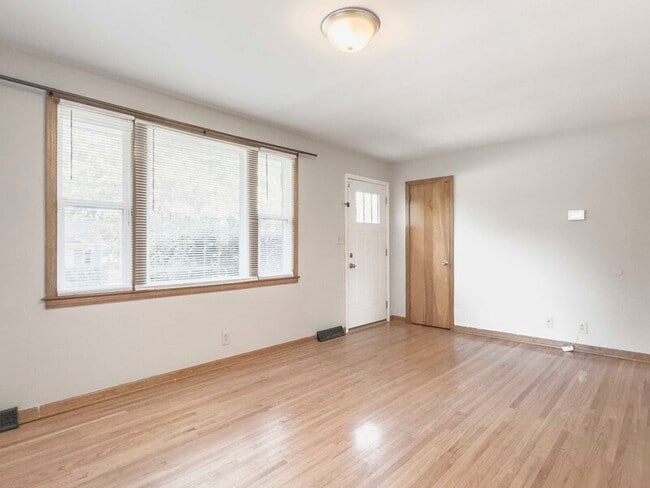 Building Photo - 1641 Vista Ln