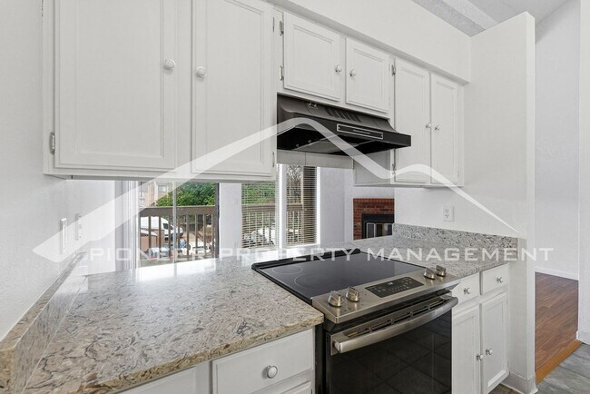 Building Photo - Spacious Condo with Washer/Dryer and Central AC