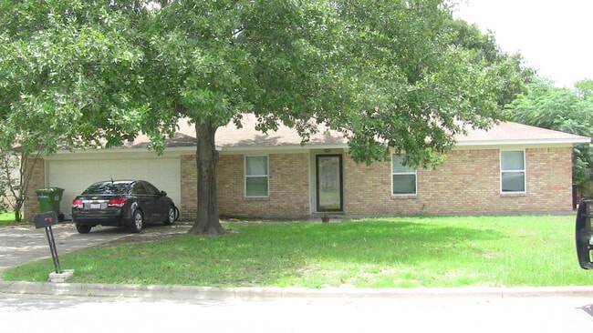 Primary Photo - Centrally Located 3/2 with Office! Near Park