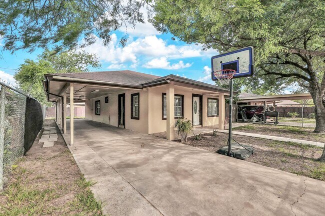 Building Photo - SPACIOUS! LOCATION!