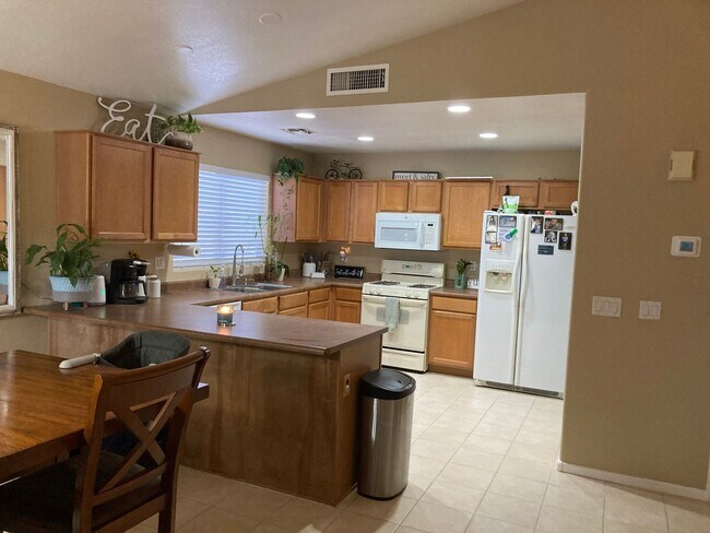 Building Photo - Stunning UNFURNISHED 3-Bedroom Property wi...
