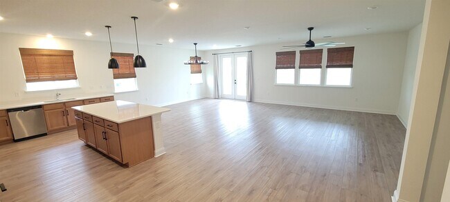 Building Photo - 214 Santos Ln