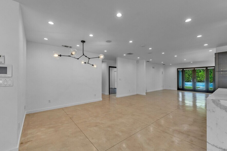 Building Photo - 4925 Nagle Ave