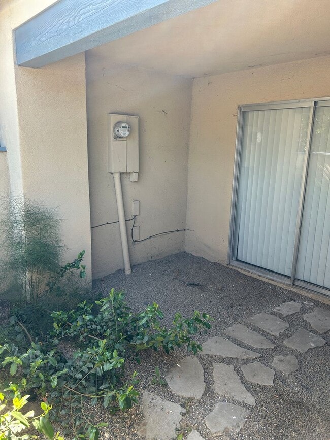 Building Photo - Great 3 bedroom 2 bath in Visalia ready fo...