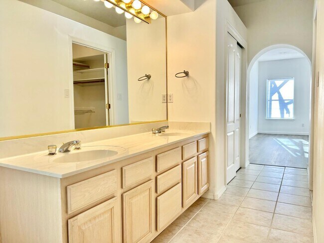 Building Photo - 711 Tramway Pl NE