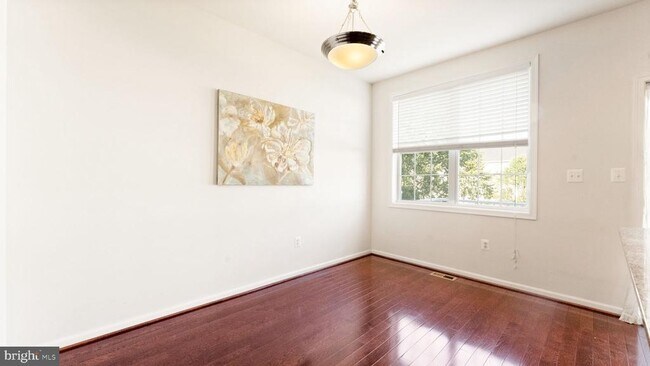 Building Photo - 23100 Dunlop Heights Terrace