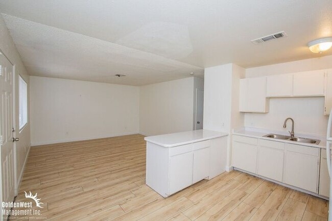 Building Photo - Renovated 2Bdm 1Ba Upstairs Apartment in Convenient Las Vegas Location - MI Special