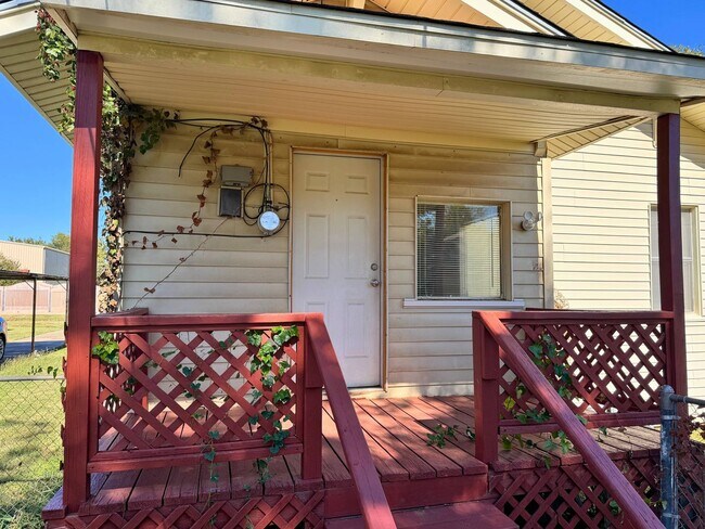 Building Photo - Cute 2 Bed 1 Bath Craftsman Home