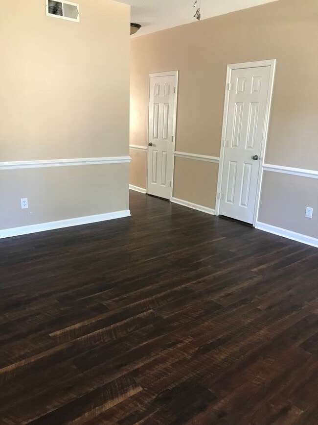 Building Photo - Nice 2 bedroom 2.5 bath town home in quiet neighborhood in town