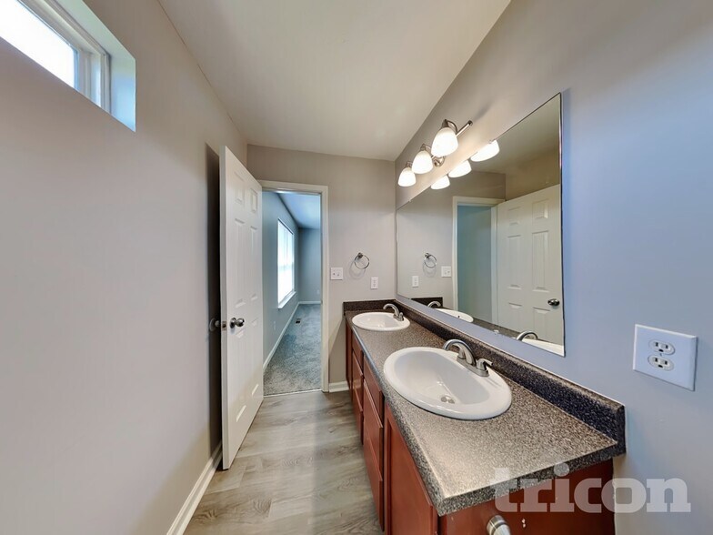 Building Photo - 561 Grassy Bend Dr