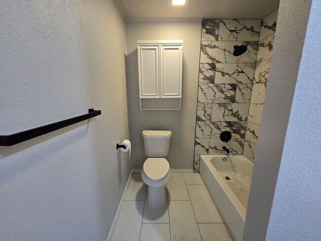Building Photo - Hilltop 3 Bedroom, 2 Bath, 2 Car Garage Pr...