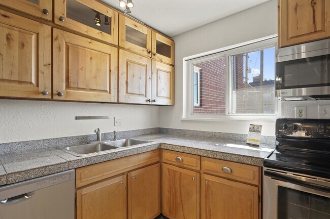 Building Photo - 3 Bedroom Townhome in University Neighborhood