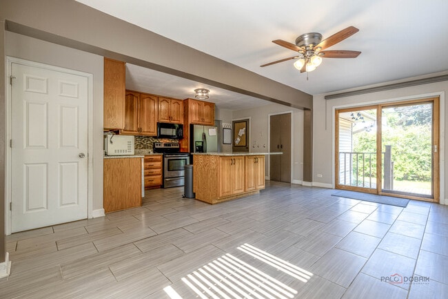 Building Photo - 697 Hickory Dr