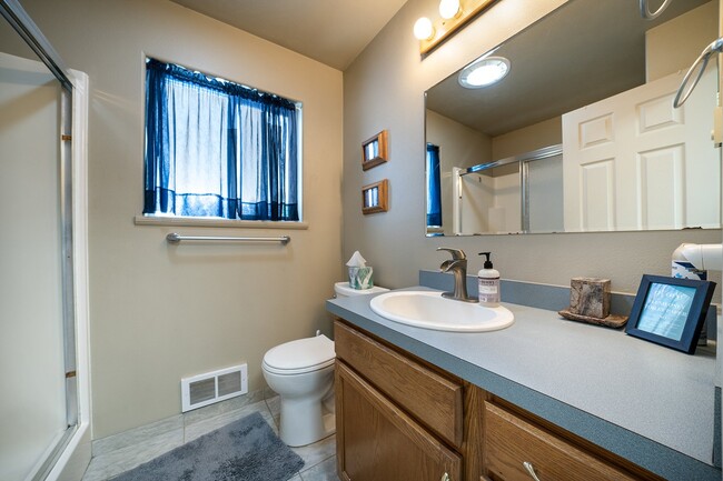 Building Photo - Avail  thru April 30. Fully furnished w/ i...