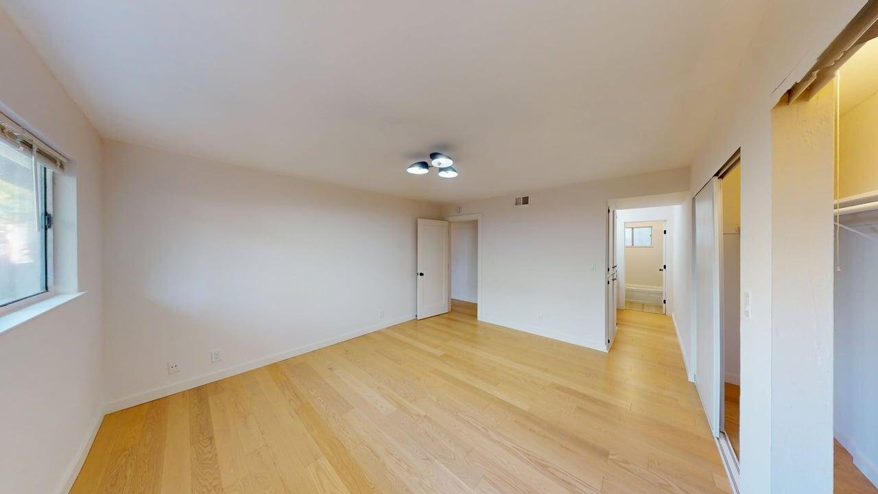 Building Photo - 1529 St Charles St