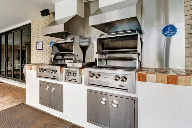 Building Photo - 140 Cypress Club Dr