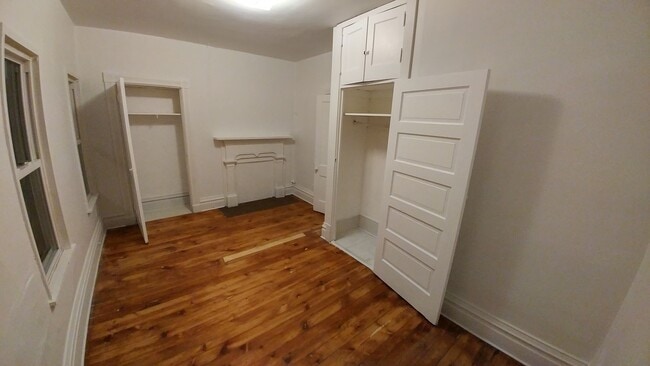 Building Photo - Large 3 bedroom, 2 bathroom freshly renovated house with stainless steel appliances!!