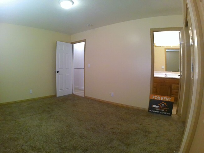 Building Photo - 4 Bedroom 2 Bath  Home 2 Car Garage. Dog F...