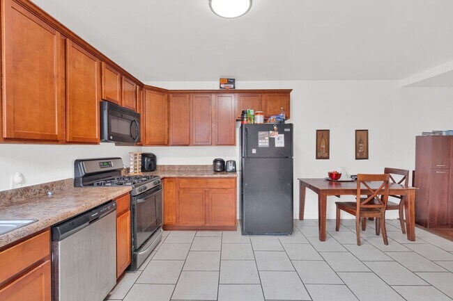 Building Photo - Cozy Home - South Side Flats