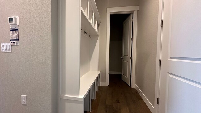 Building Photo - Great Townhouse in Windsor