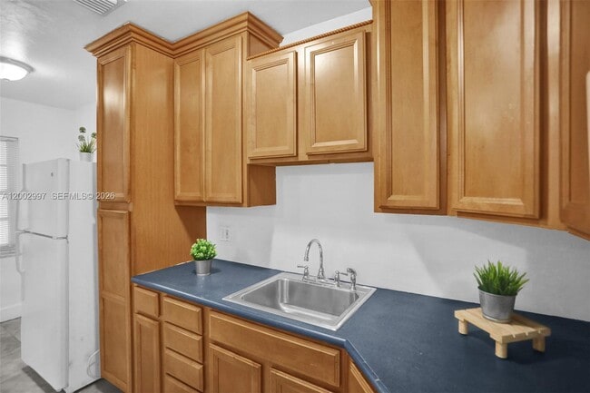 Building Photo - 1860 Venice Park Dr