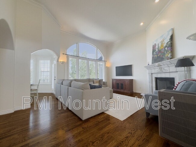Building Photo - 49 E Fairway Dr