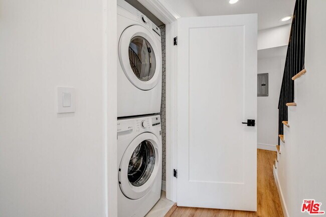 Building Photo - 1435 S Crescent Heights Blvd