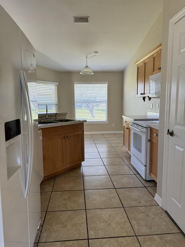 Building Photo - 3927 SW 16th Pl