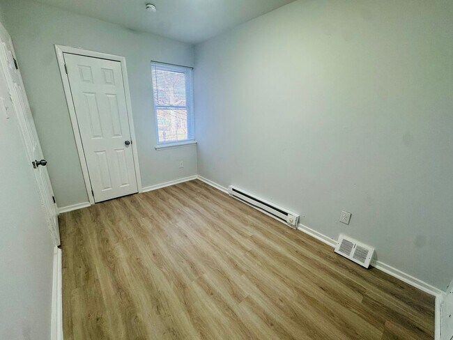 Building Photo - 946 Farson St