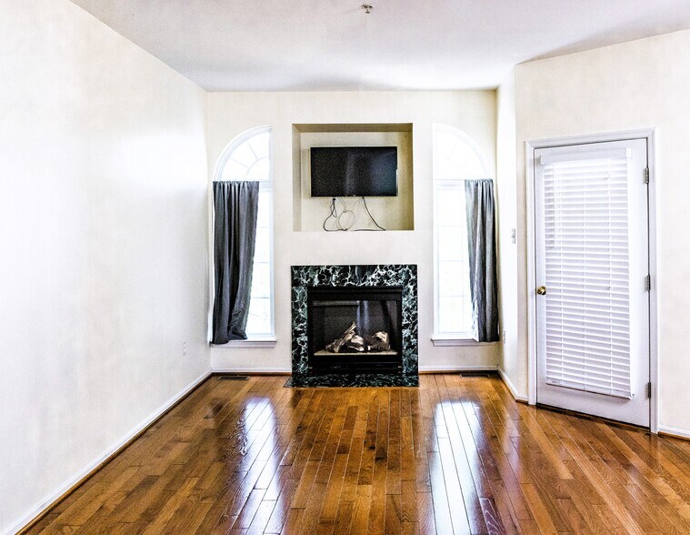 Building Photo - 6044 Blue Point Ct