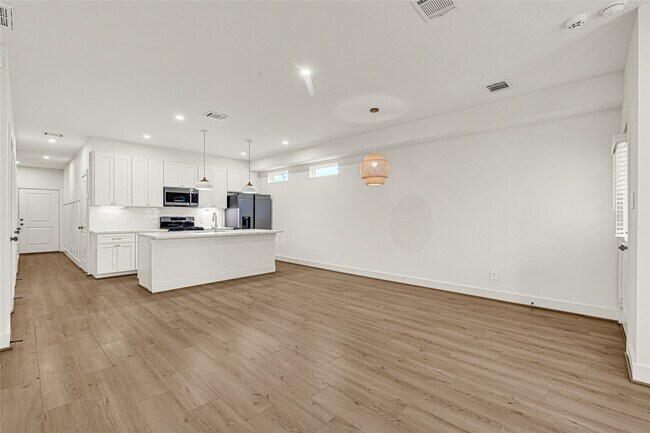 Building Photo - 1405 E 33rd St