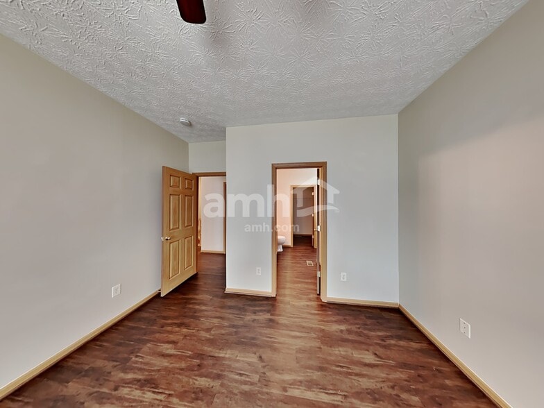 Building Photo - 1468 E Quail Run Dr
