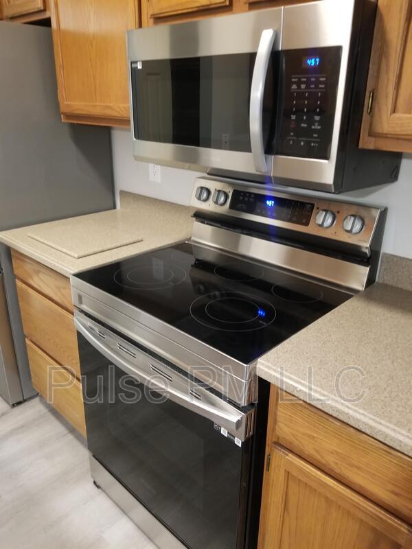 Building Photo - 440 Lakeview Dr