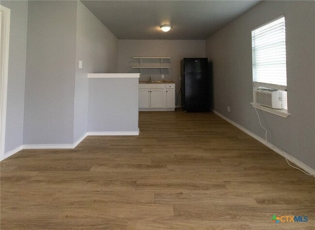 Building Photo - 116 W Avenue A