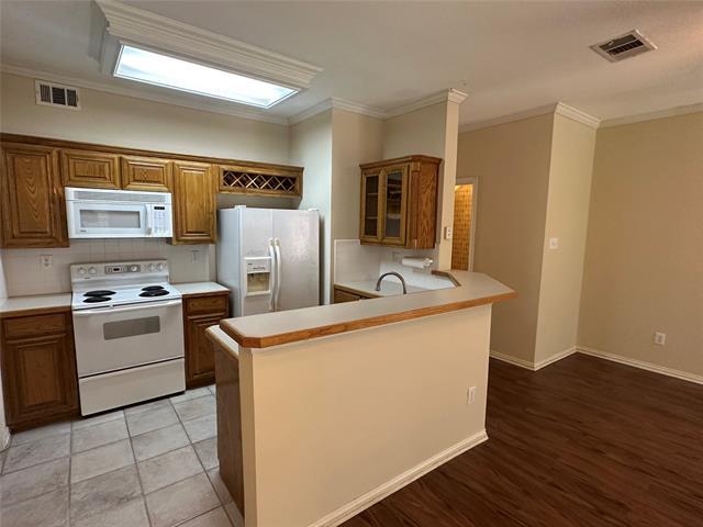 Building Photo - 2400 Southlake Ct