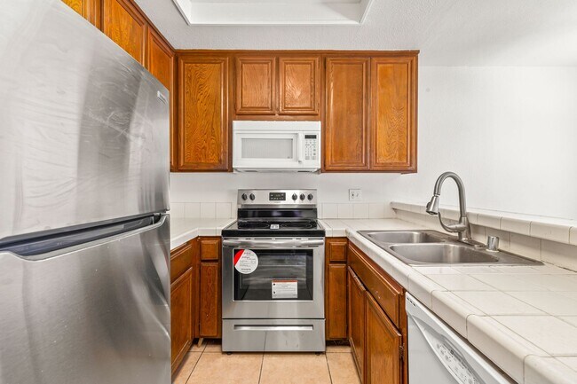 Building Photo - Spacious & Central 3BR/2.5 BA Town Home