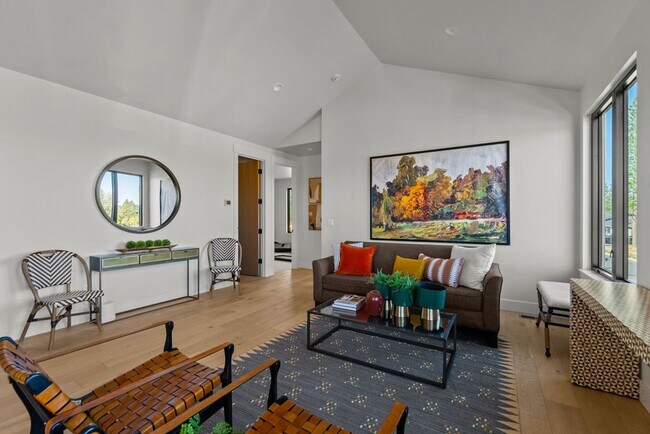 Building Photo - Exquisite Town home living: Bends desirabl...