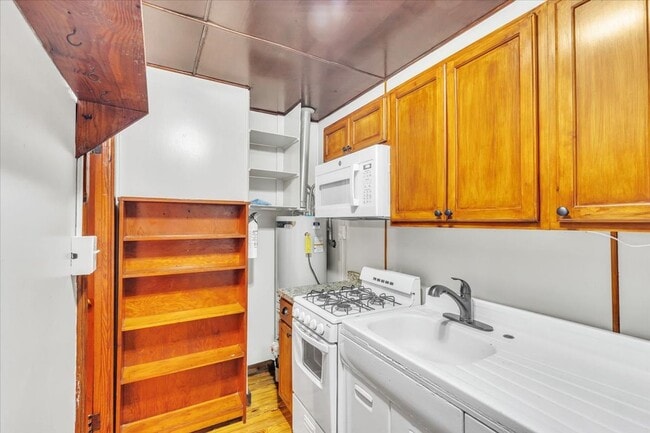 Building Photo - 1 bedroom off of Ferguson