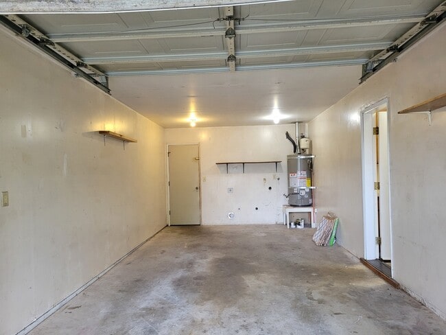 Building Photo - 1685 Cloverlawn Dr